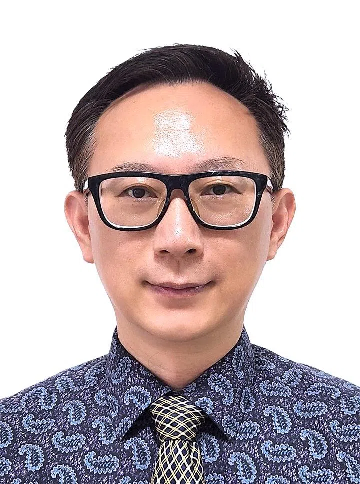 新加坡社科大学兼职高级讲师丁威说，玄武是由龟与蛇组合而成，蛇的蜕皮象征生命的更新，与龟的长寿形成互补，体现自然生生不息的循环规律。（受访者提供）