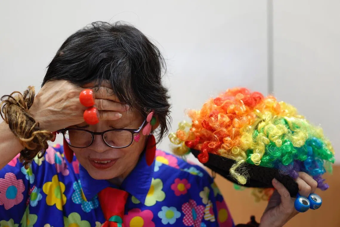 脱下戴了两小时的假发，终于可以透透气。（林明顺摄）