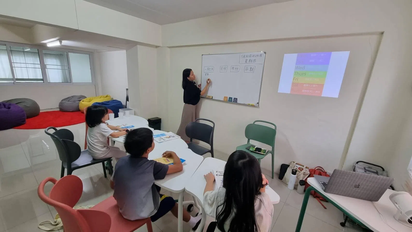 徐恩欣原本在新加坡担任中学教师，现在在泰国大城府教导当地孩子中文。（受访者提供）