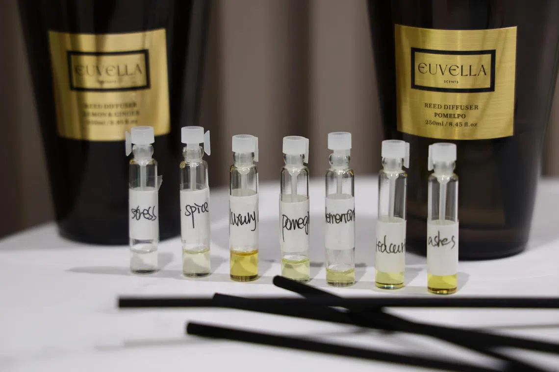 陈美君通过从上海订购底层精油样品，发挥想象力开发新香型。（林明顺摄）