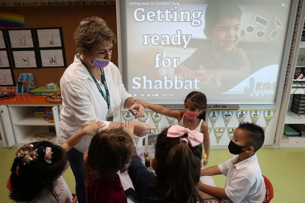 犹太人国际学校每周五举行安息日仪式，所有学生都会参加。（叶振忠摄）
