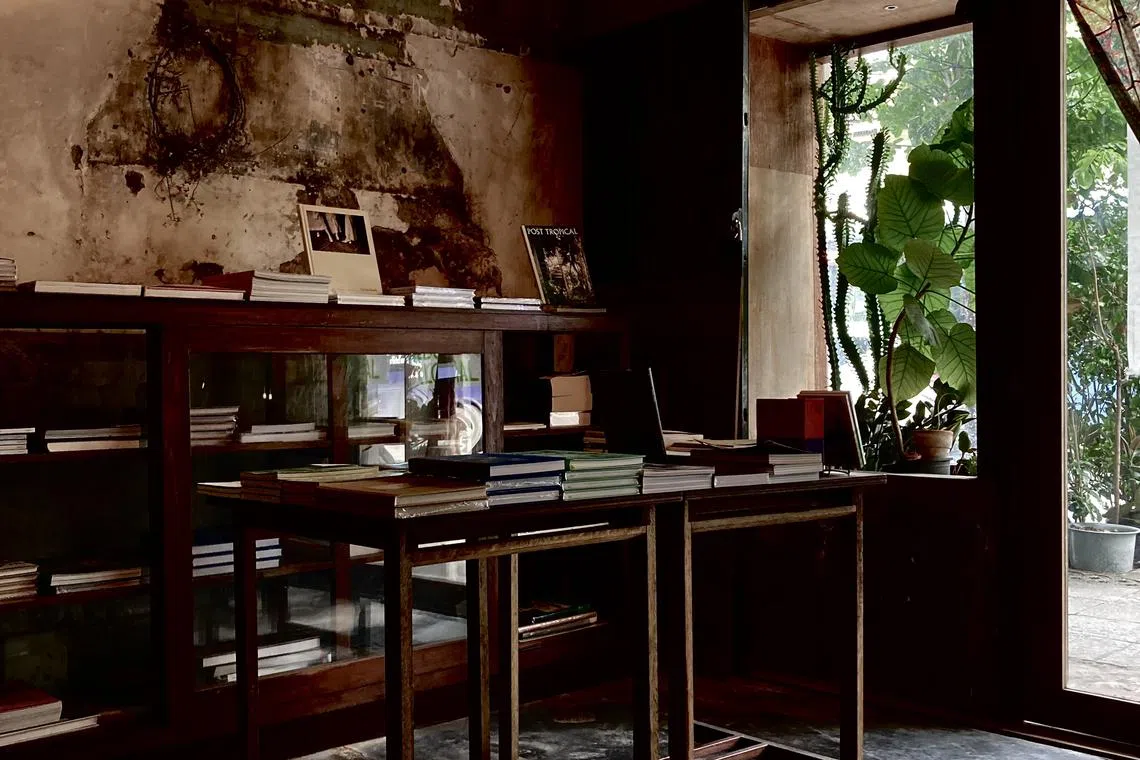 店不是原来的店，人不是原来的人，但店里的那种阴翳依旧。（张书译摄）