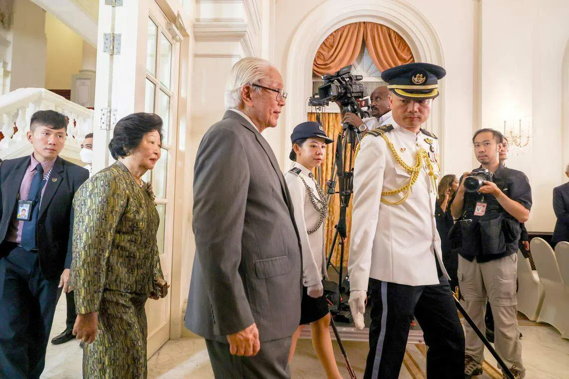 我国第七任总统陈庆炎博士（中）和夫人徐美娟（左二）也出席了尚达曼总统在总统府的就职仪式。（叶振忠摄）