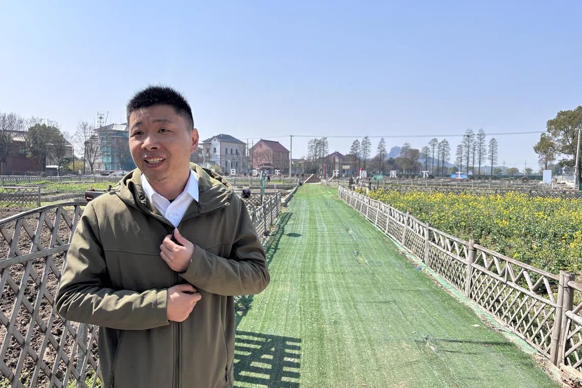 浙江省嘉兴市海盐县北团村村支书张振华带领记者团参观秦核农场。（黎康摄）