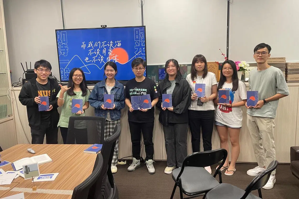 安诗一（左四）回母校办文学讲座，吸引了热爱创作的学弟学妹参与。（孙柏熙摄）