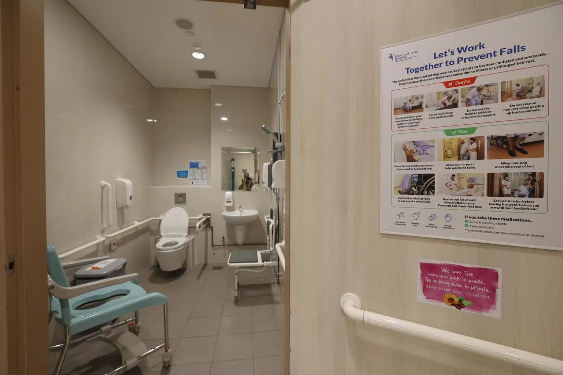 邱德拔医院年长患者急诊护理区里的厕所，有安全扶手与淋浴座椅，确保年长者安全。（邝启聪摄）