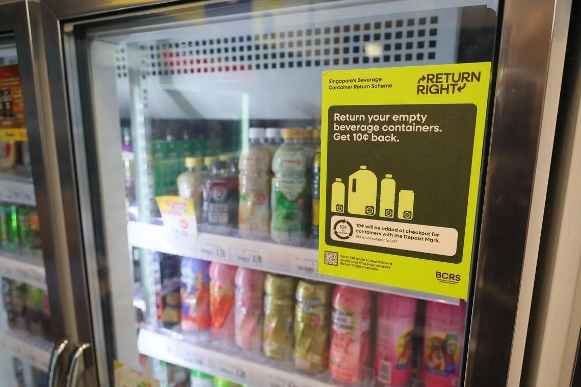 据悉，绝大部分超市和饮料摊贩都还有不少旧货得清，短期内应该不会推出附有押金标签的饮料瓶罐。（张俊杰摄）