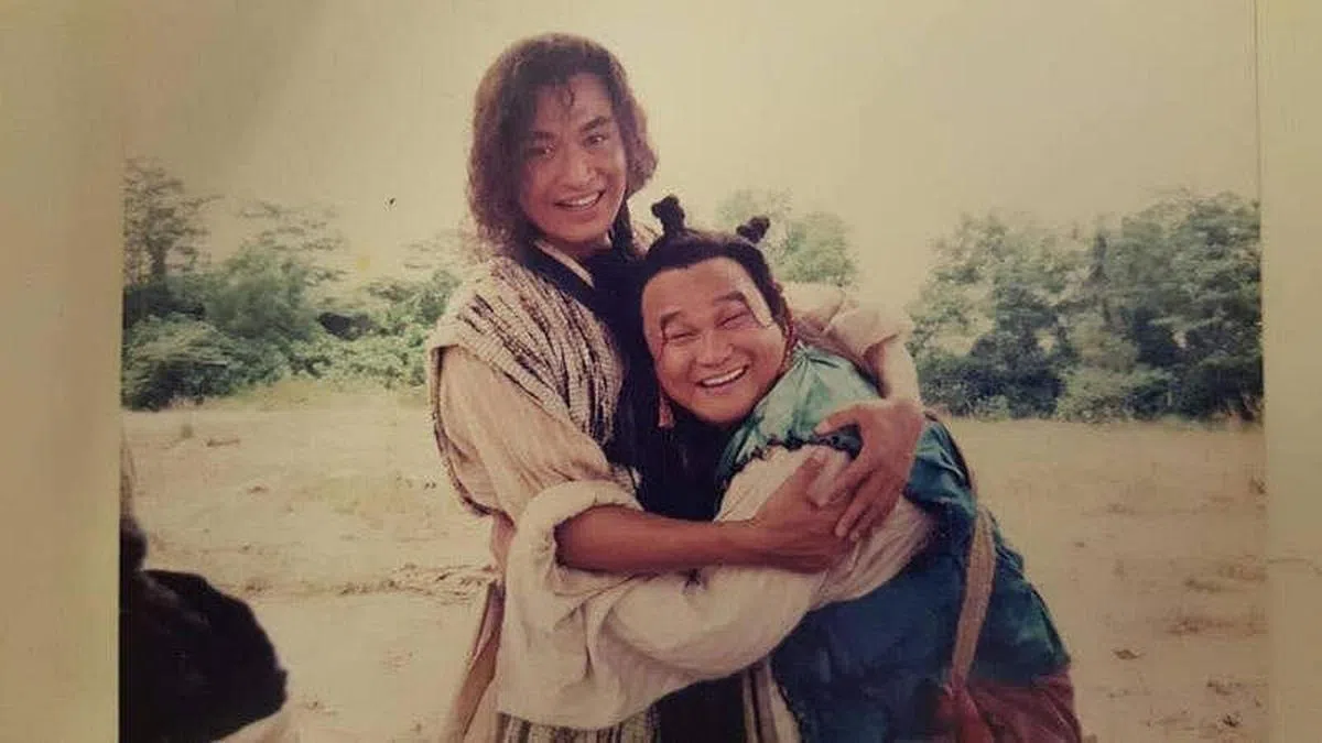 池素宝（右）曾与台湾艺人马景涛演出本地电视剧《笑傲江湖》。（受访者提供）