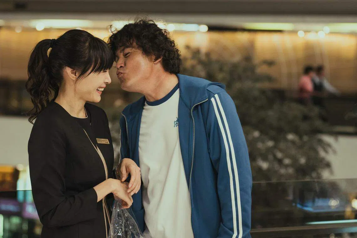 《做工的人电影版》由李铭顺（右）主演。（新加坡华语电影节提供）