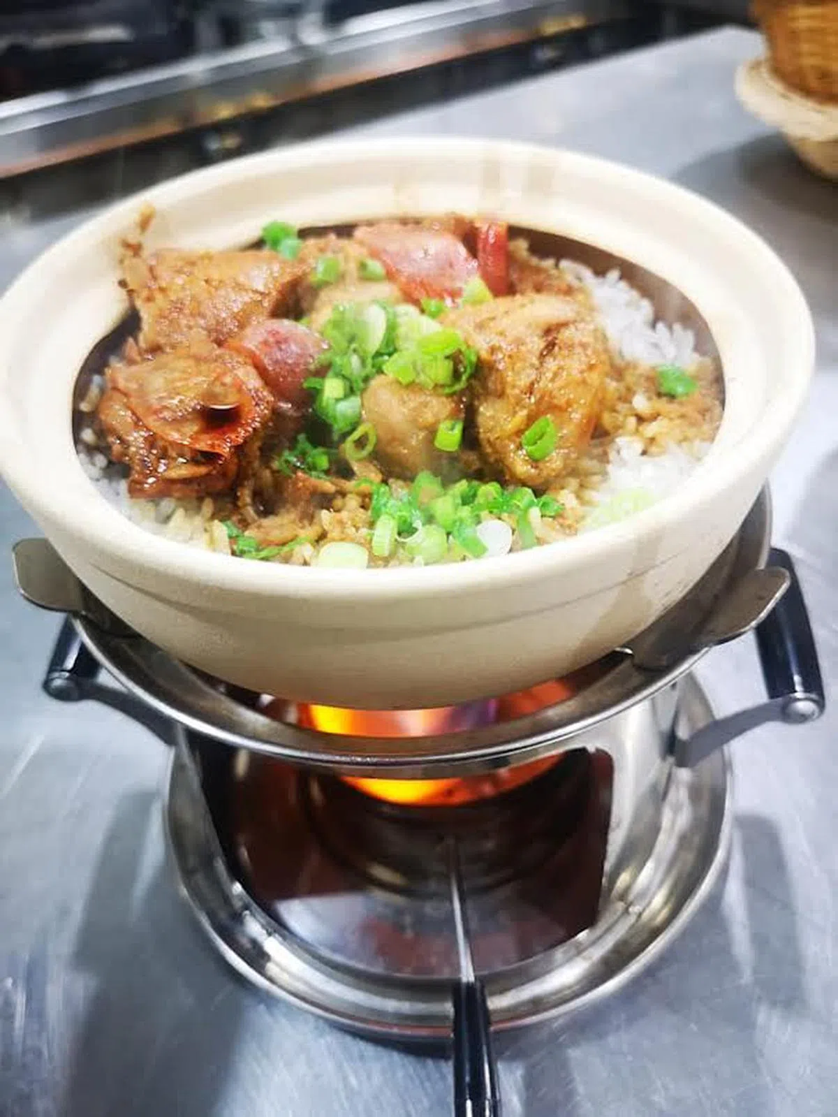 腊味滑鸡煲仔饭（图/商家提供）