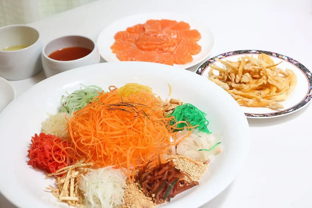 鱼生有三文鱼和酥脆太湖银鱼的双重口感。（陈渊庄摄）