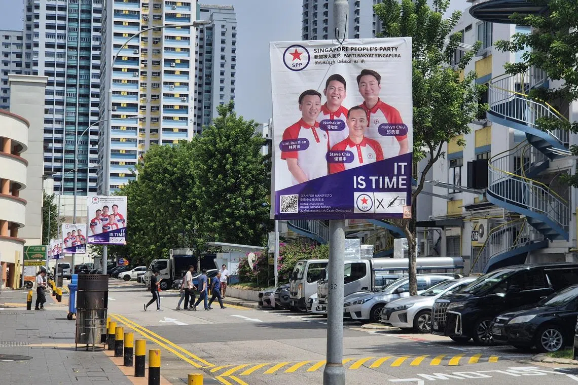 星期四中午时分仍可见新加坡人民党的竞选海报高挂于大巴窑街头，但人民党秘书长谢镜丰下午5时许受访时说，竞选海报已由承包商全部拆除并妥善处理。（李天錡摄）