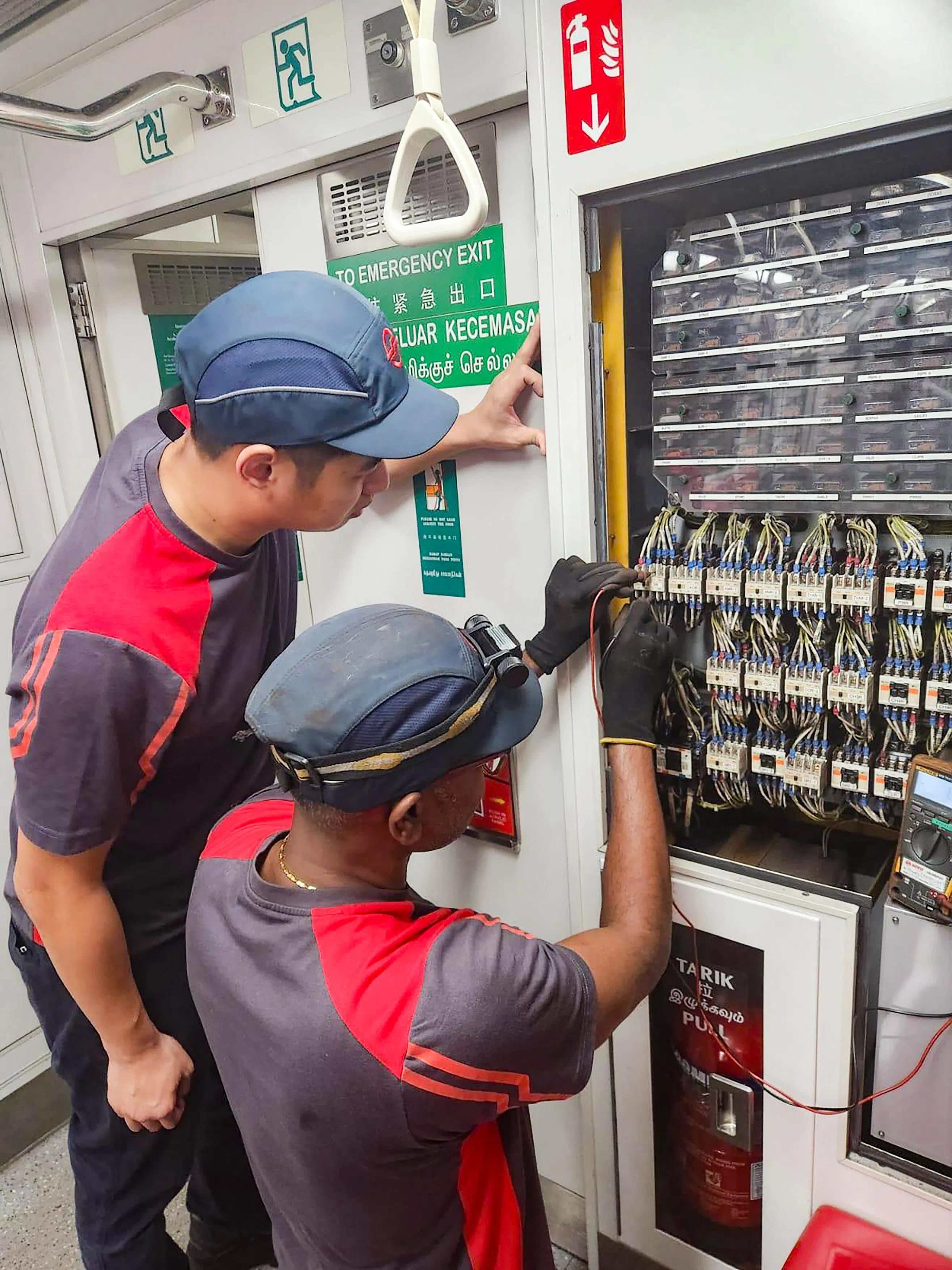 地铁南北线上星期天（9月14日）发生故障后，SMRT工作人员到场展开抢修工作。（SMRT提供）