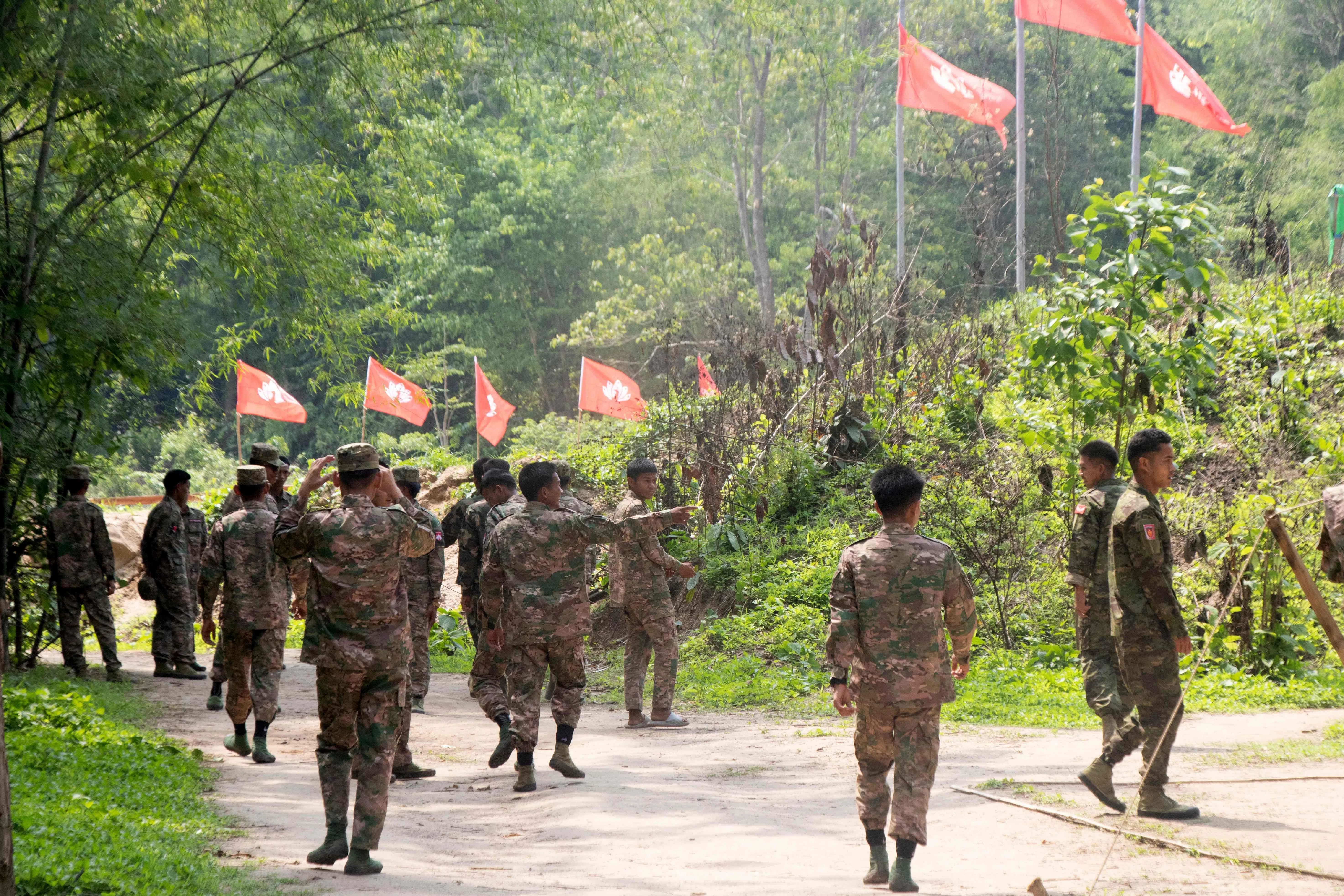 5月19日，曼德勒人民国防军士兵在缅甸杰沙地区一个秘密地点训练。缅甸内战已持续五年多，地方武装组织的力量有所增加。（法新社）