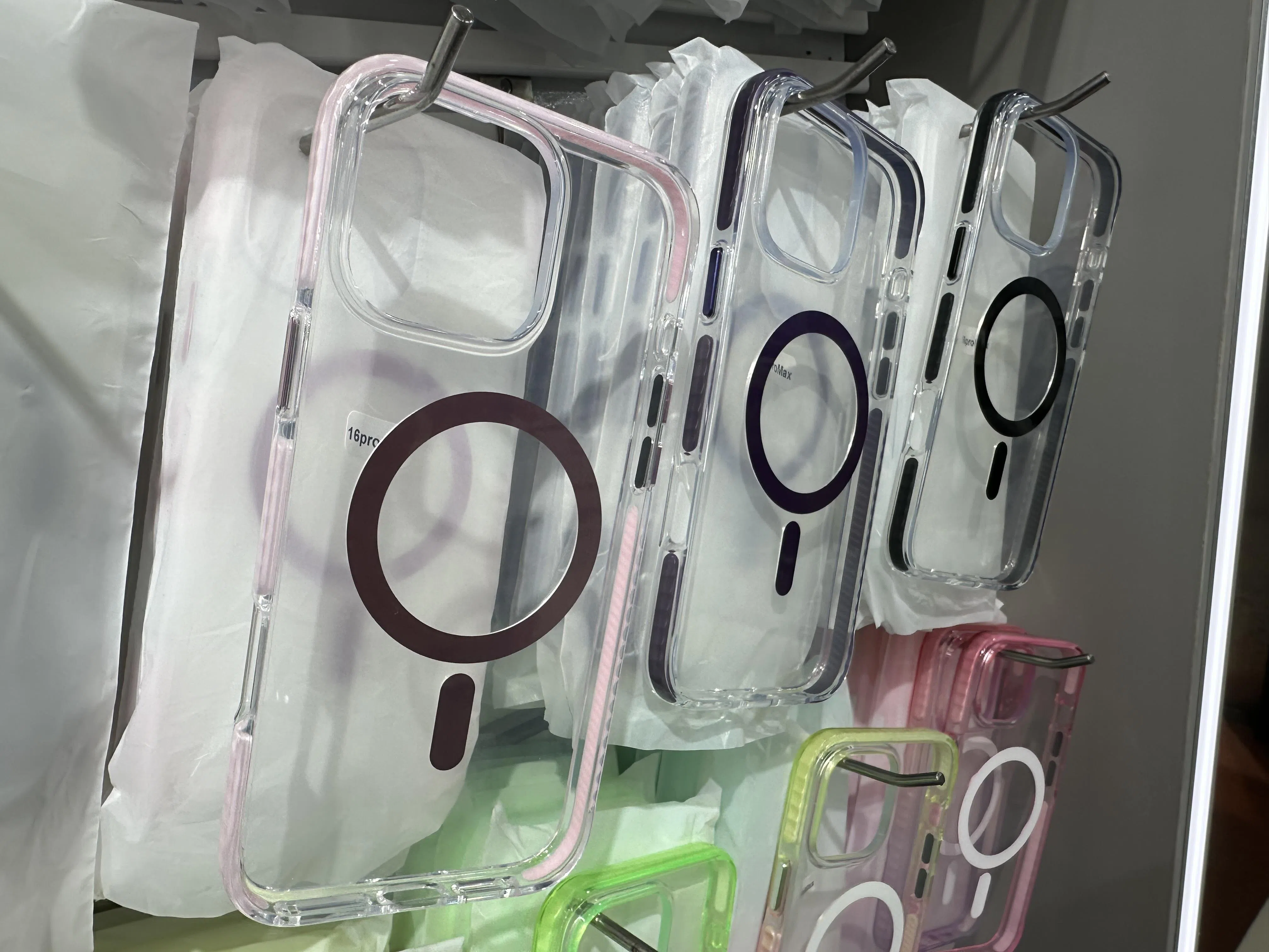 华强北售卖的iPhone 16手机壳右侧边框新增了一个按钮，与坊间流传有关新型号将增设独立拍照键的传闻相符。（林煇智摄）