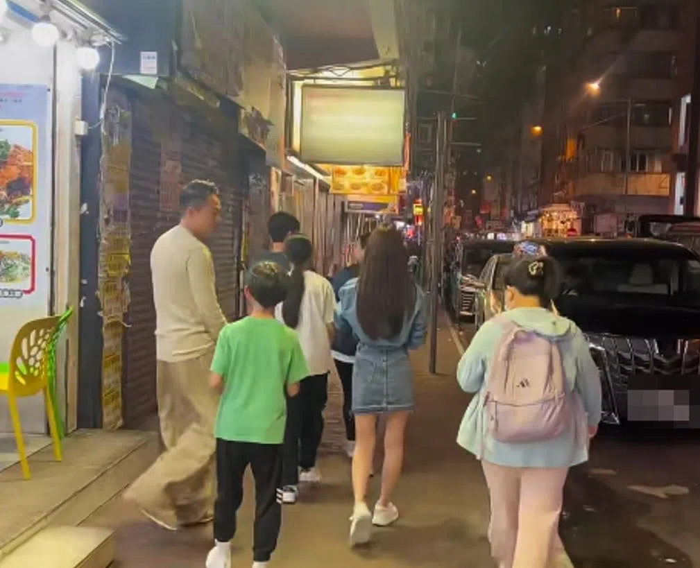 网民在香港庙街巧遇汪小菲带着儿女逛街觅食。（互联网）
