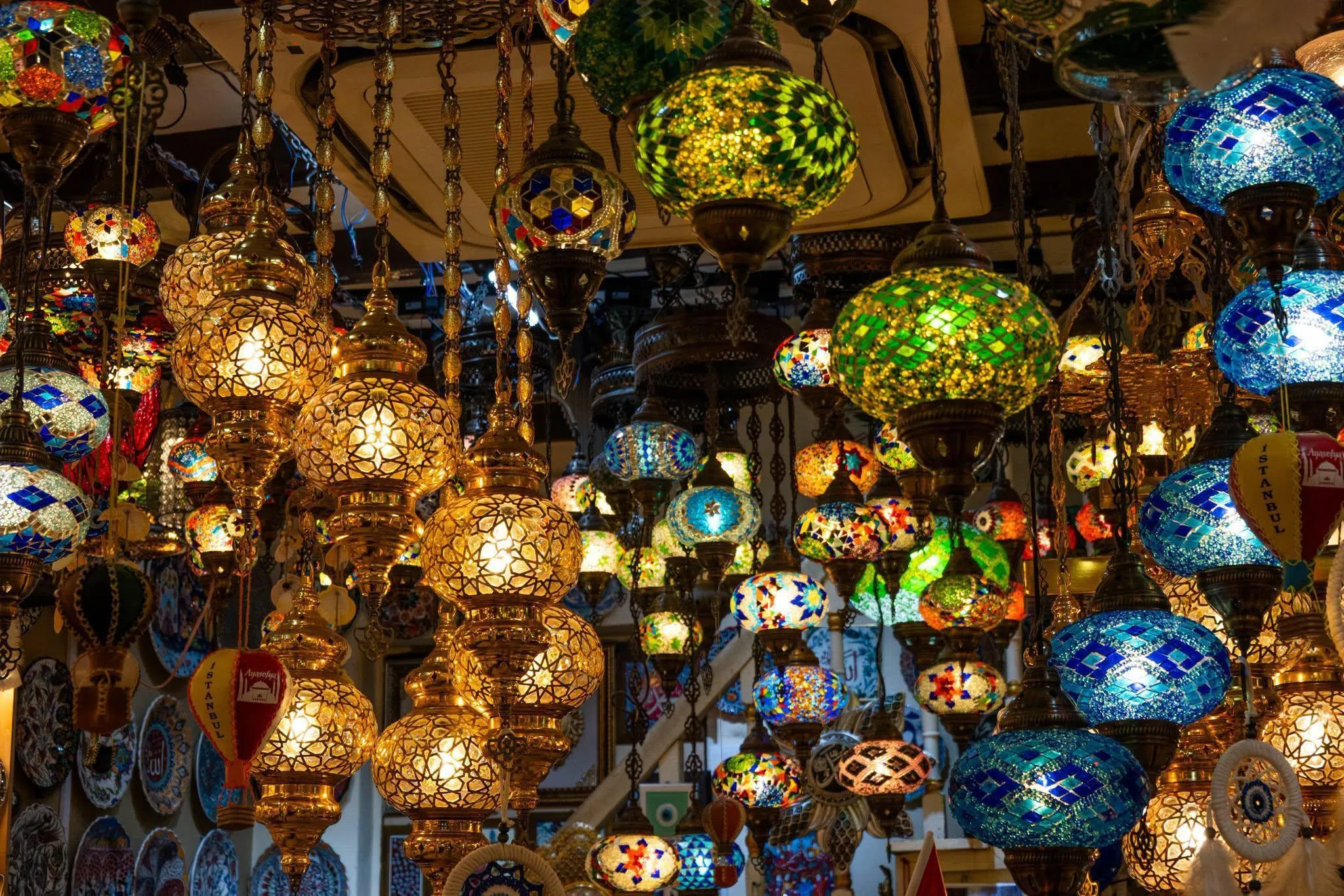 摄于去年甘榜格南斋戒月市集。色彩斑斓的土耳其灯饰引人注目，灯光柔和温暖，映衬市集的热闹氛围。（取自李资政脸书）