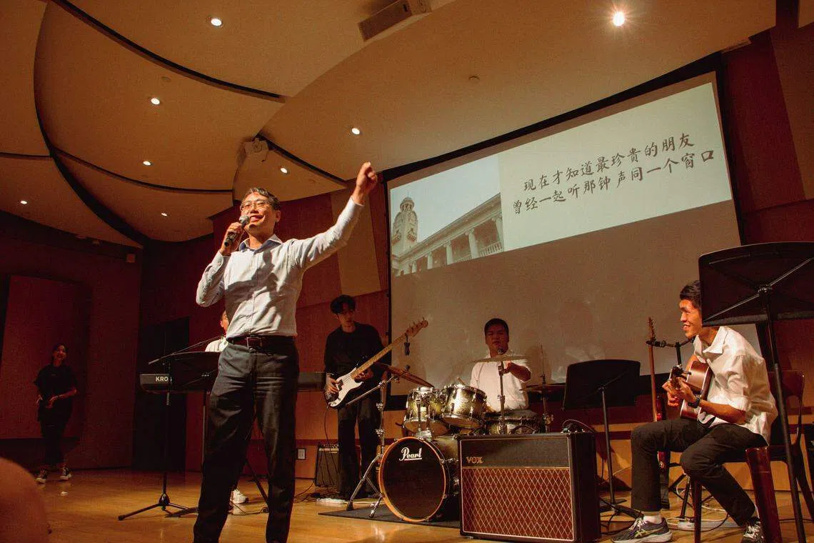 彭俊豪校长与观众合唱华中百年校庆曲《钟声依旧》，把气氛推向高潮。（芮定鸿摄）