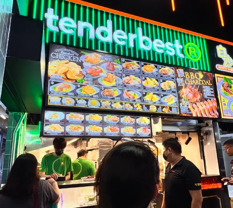 老字号西餐-可爱鸡（tenderbest）每天在档口提供$3.50的经济炸鸡翅膀饭。