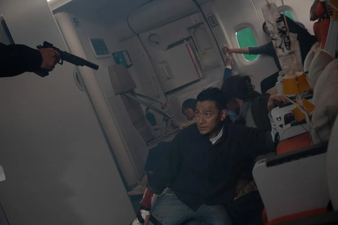 《危机航线》团队为电影打造比真实豪华客机A380略大的场景。（嘉华院线提供）