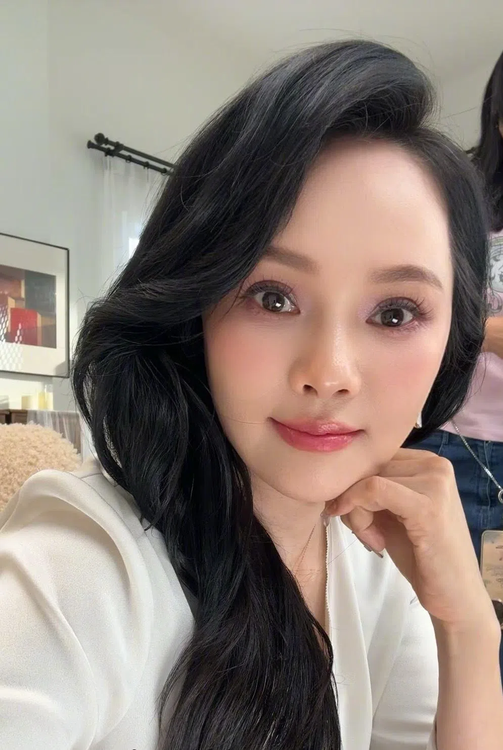 伊能静因为儿子庾恩利的推荐而观看电影《横冲直闯》。（取自伊能静微博）