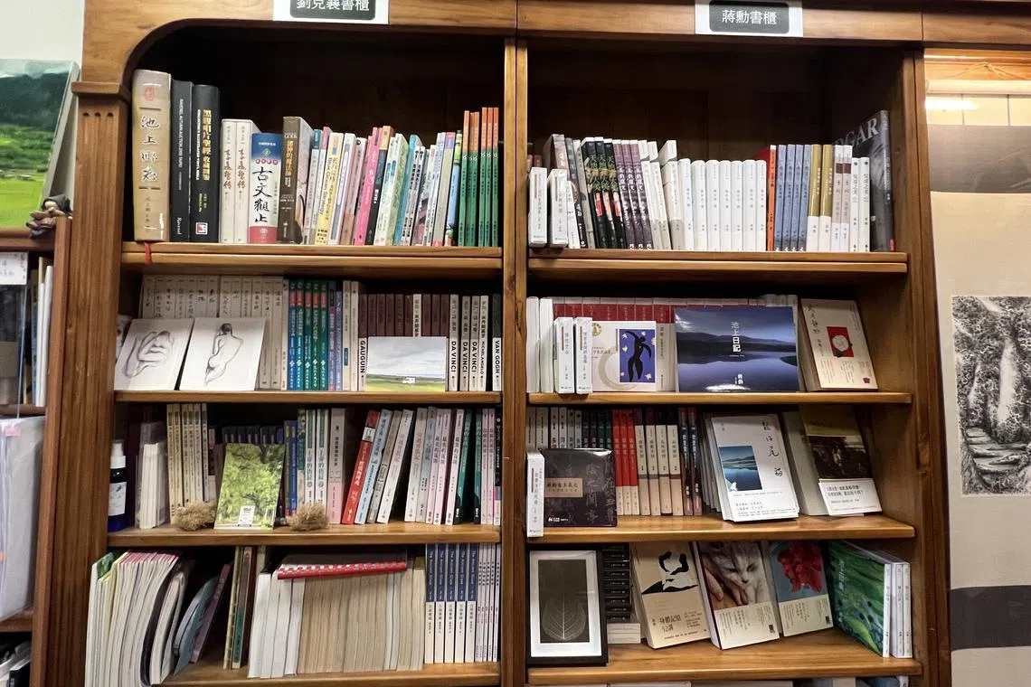不少作家如蔡康永、刘克襄纷纷捐出藏书，设立名人书柜。（叶孝忠摄）