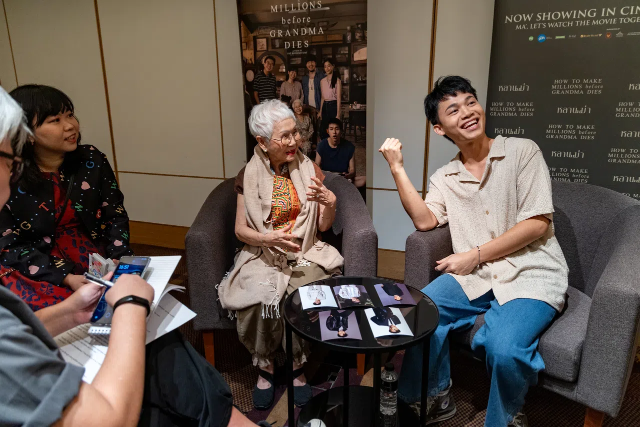 导演Pat（右一）笑说阿嫲Taew高难度内心戏一个take搞定，反而是最简单的走台步一直NG。（关俊威摄）