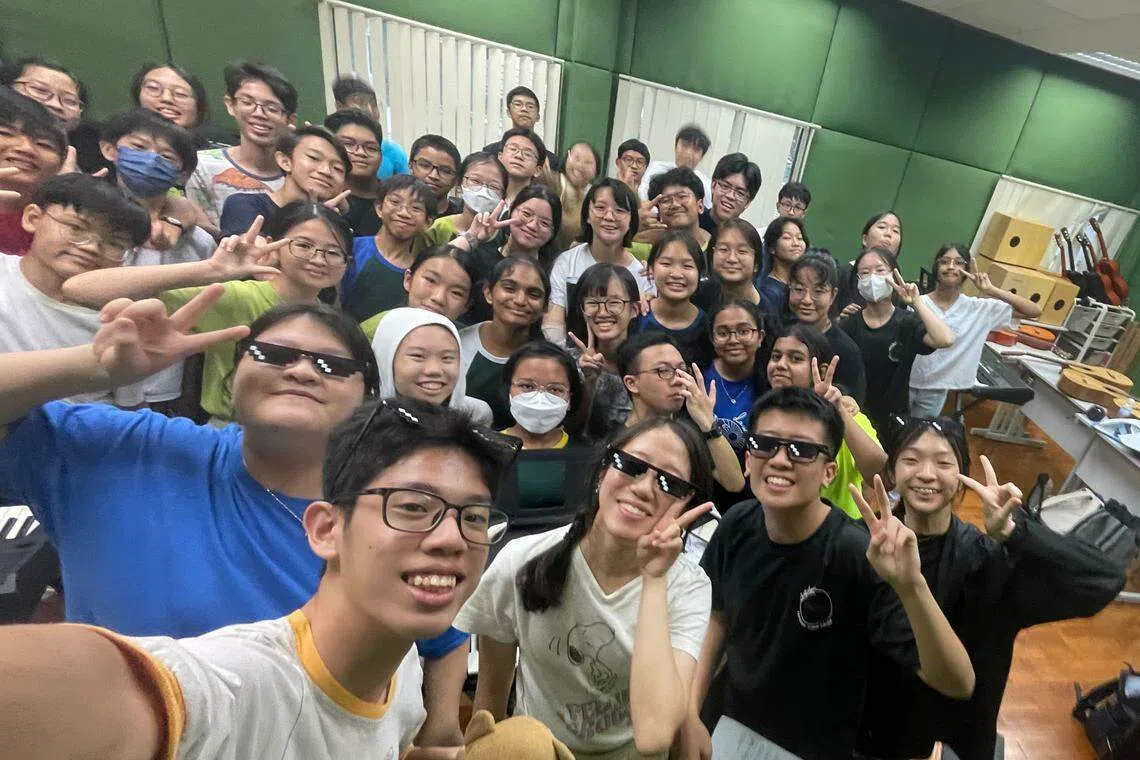 学校合唱团相约在这特殊的日子做装扮，体现团魂。（淡初提供）