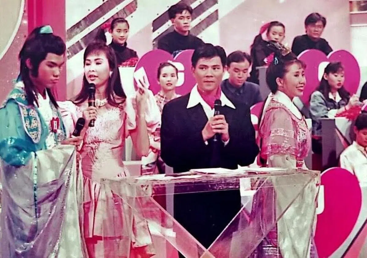朱永钦与黄毓玲（左二）主持《金童玉女一线牵》。（受访者提供） 