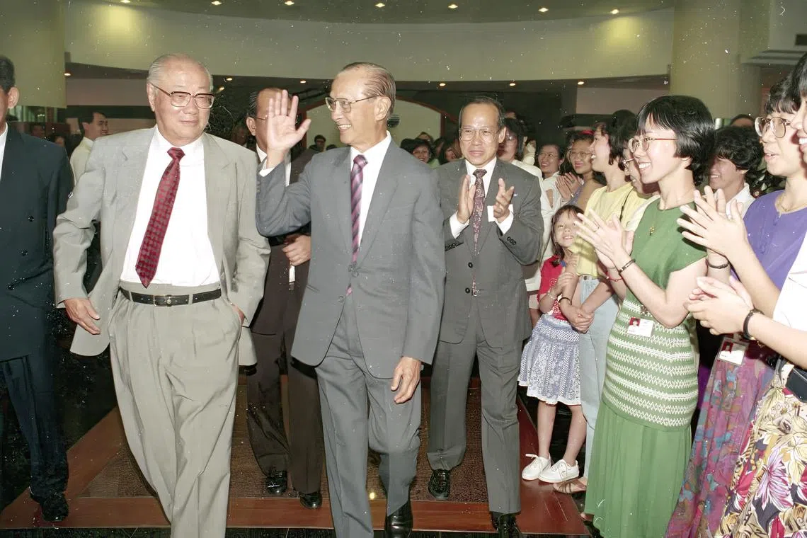 1993年8月24日，新加坡报业控股公司执行主席林金山（左一）欢迎时任新加坡总统黄金辉到访报业中心。（档案照）