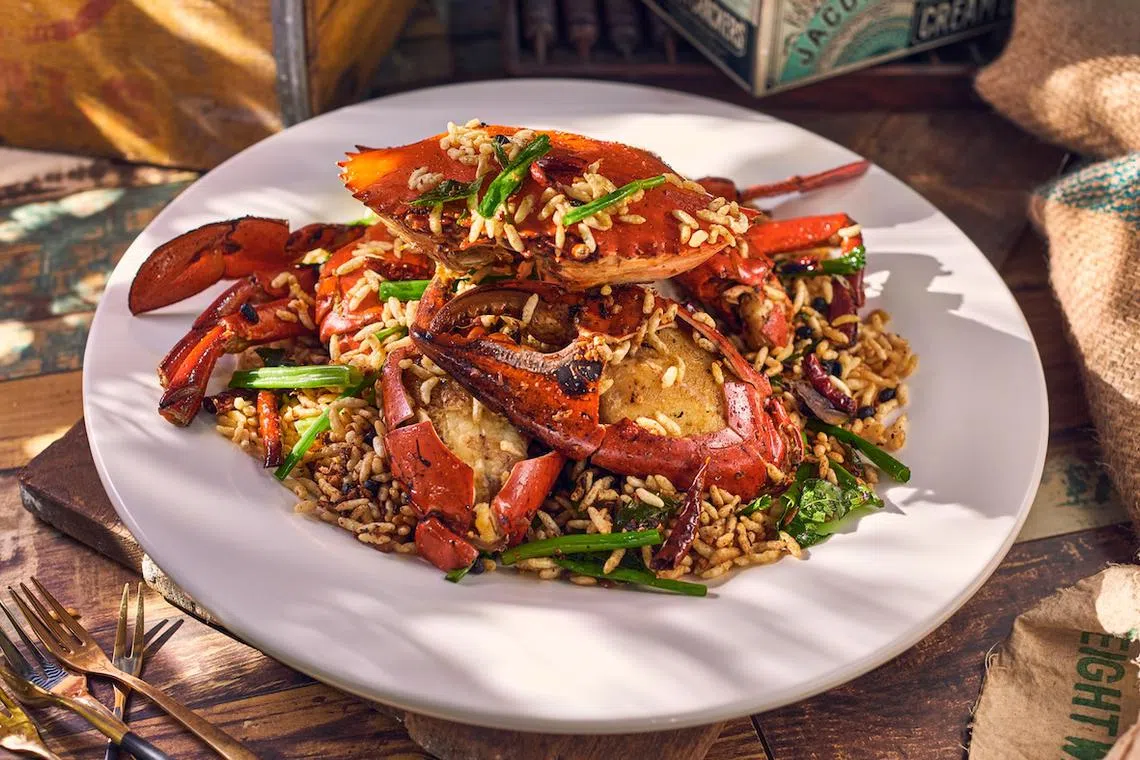 扬名海鲜港的米通香辣螃蟹，米通香脆还带有香辣味，蟹肉结实甜美。（餐馆提供）