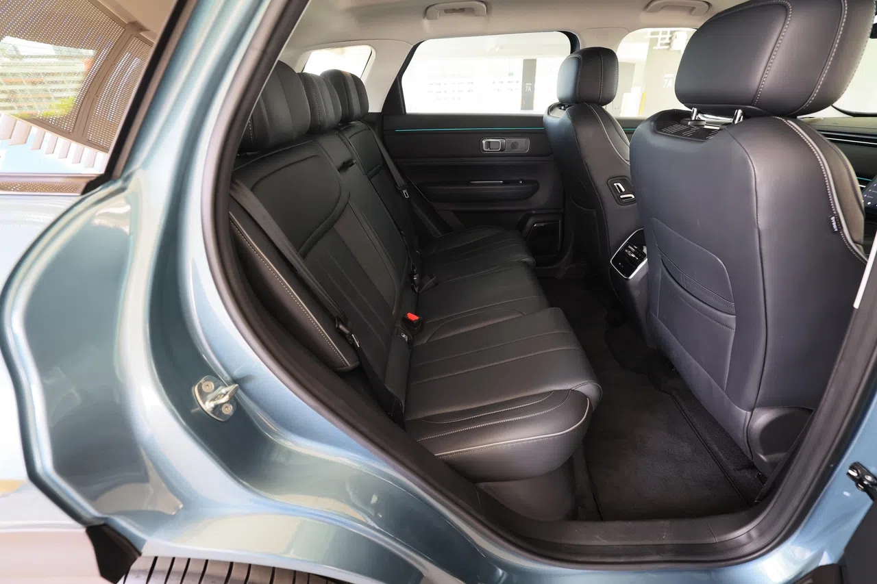 后座空间宽敞，地板中央平整，乘坐舒适。（龙国雄摄）