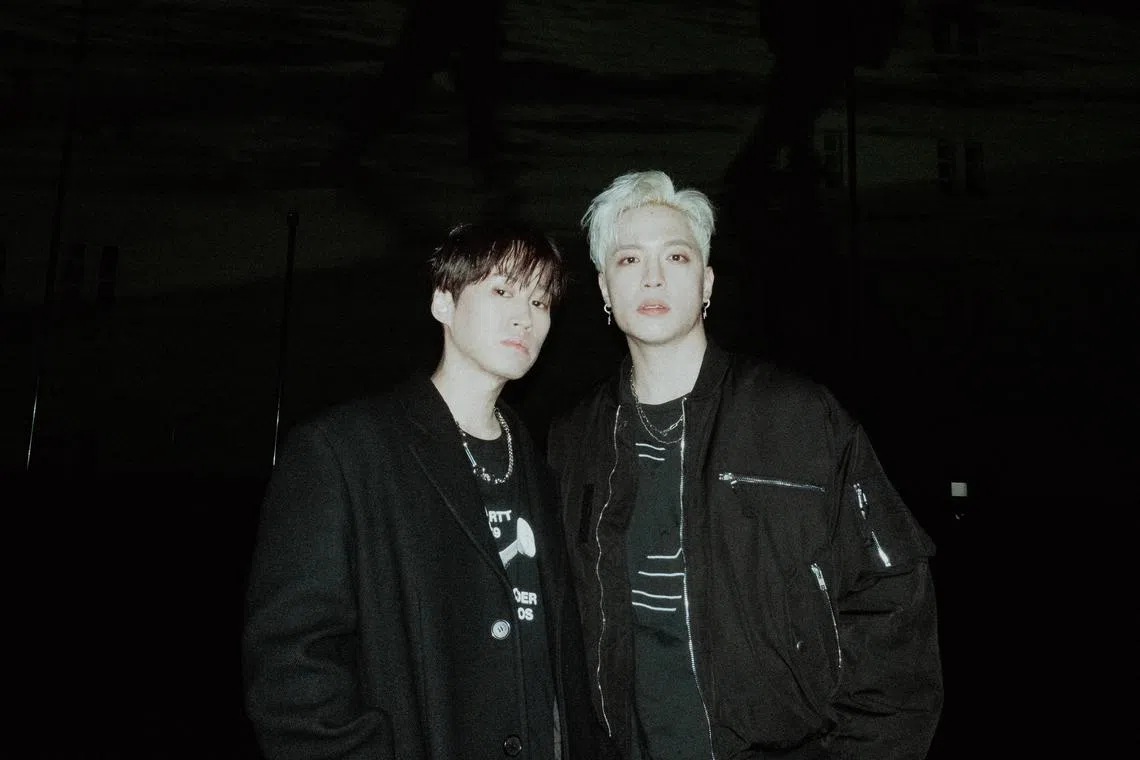 Tablo（左）的第一首华语单曲《千年》找来台湾歌手J.Sheon合作。（RYCE Entertainment提供）