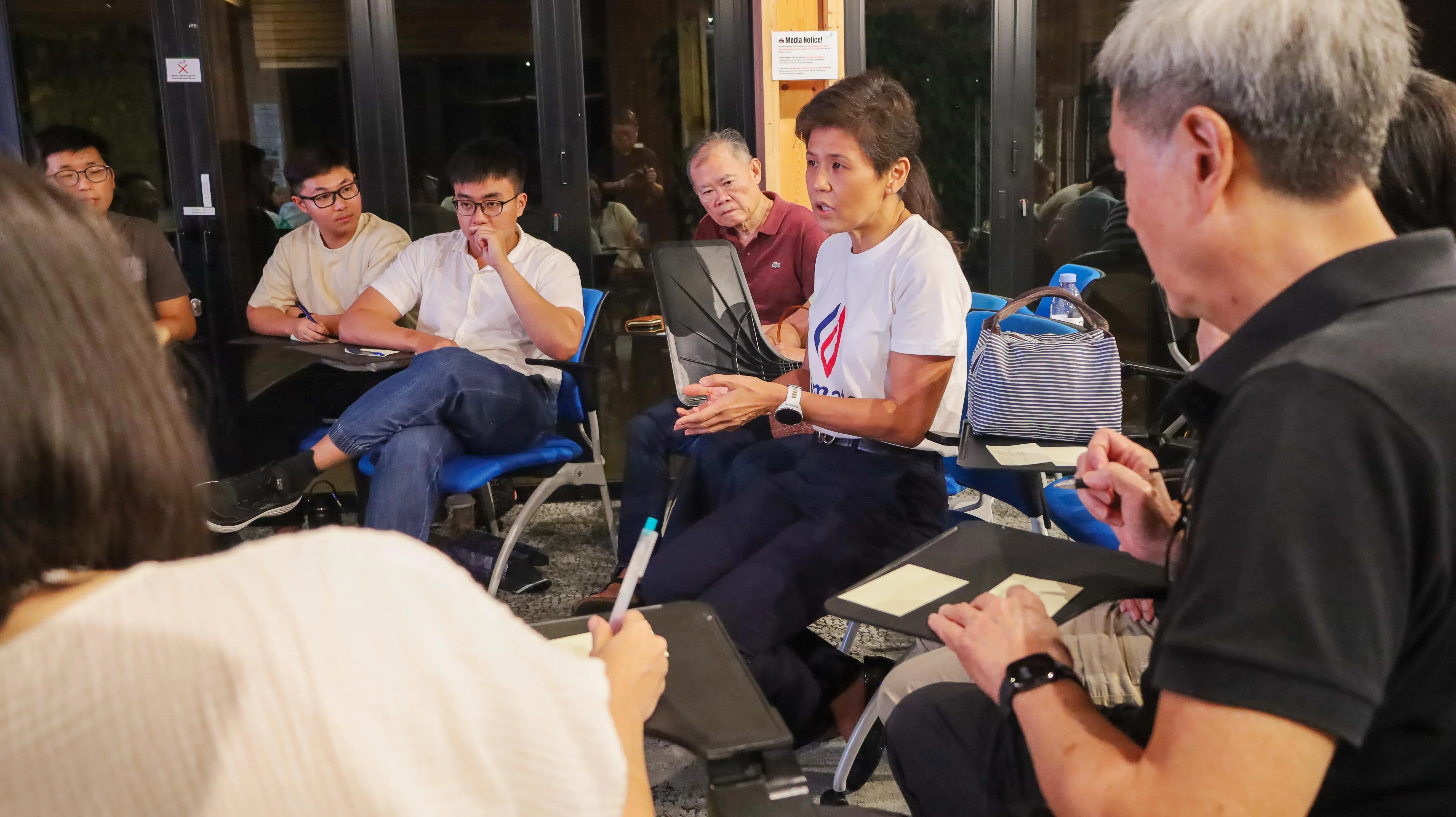 永续发展与环境政府国会委员会在今年5月和7月主办了两场活动，收集公众、农场业者和各界对食品保障和食物垃圾课题的看法。右二为委员会主席、三巴旺西区议员傅丽珊。（人民行动党提供）