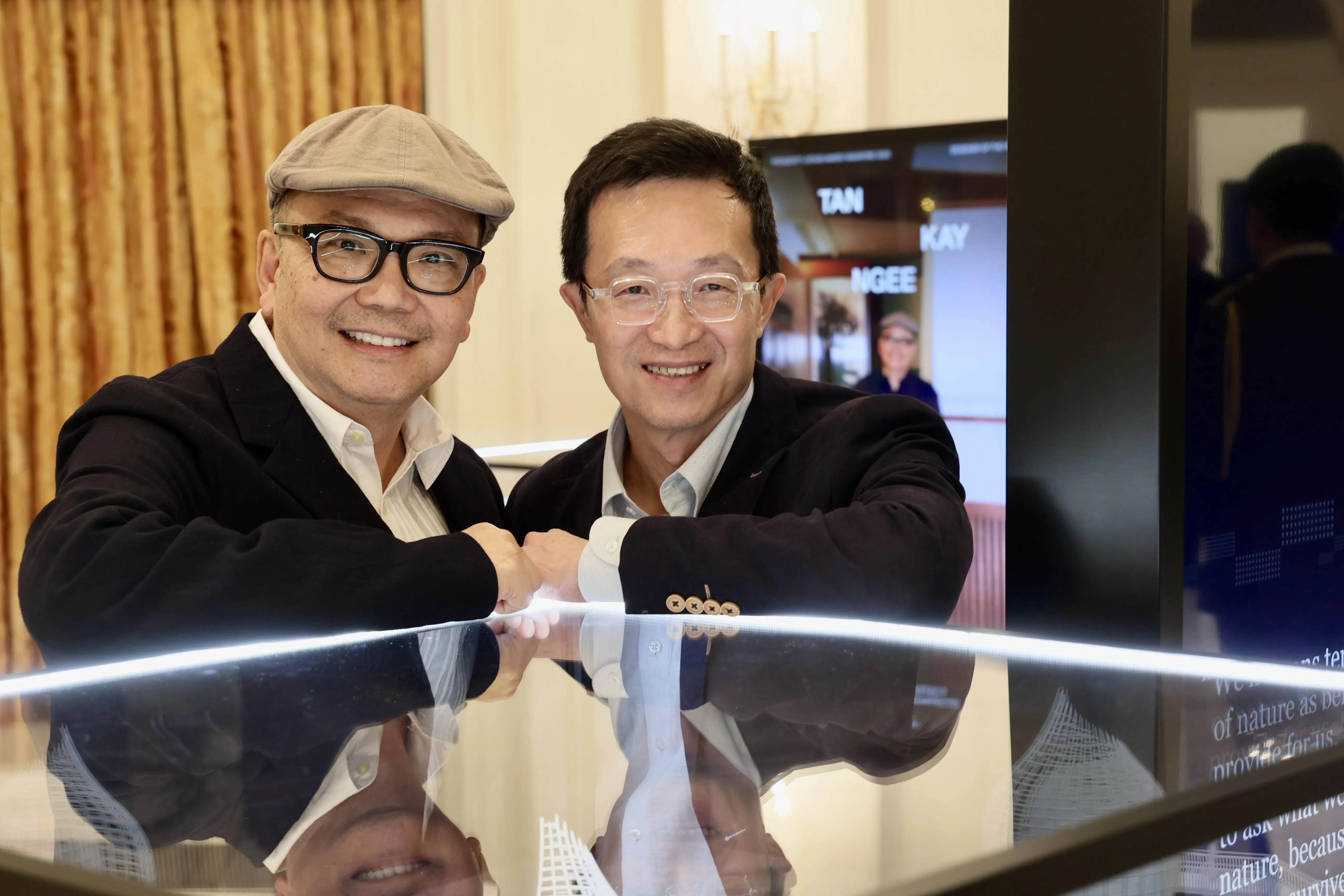 新加坡建筑师陈家毅（左）与景观设计师黄克宝荣获2023年总统设计奖年度设计师奖。（龙国雄摄）
