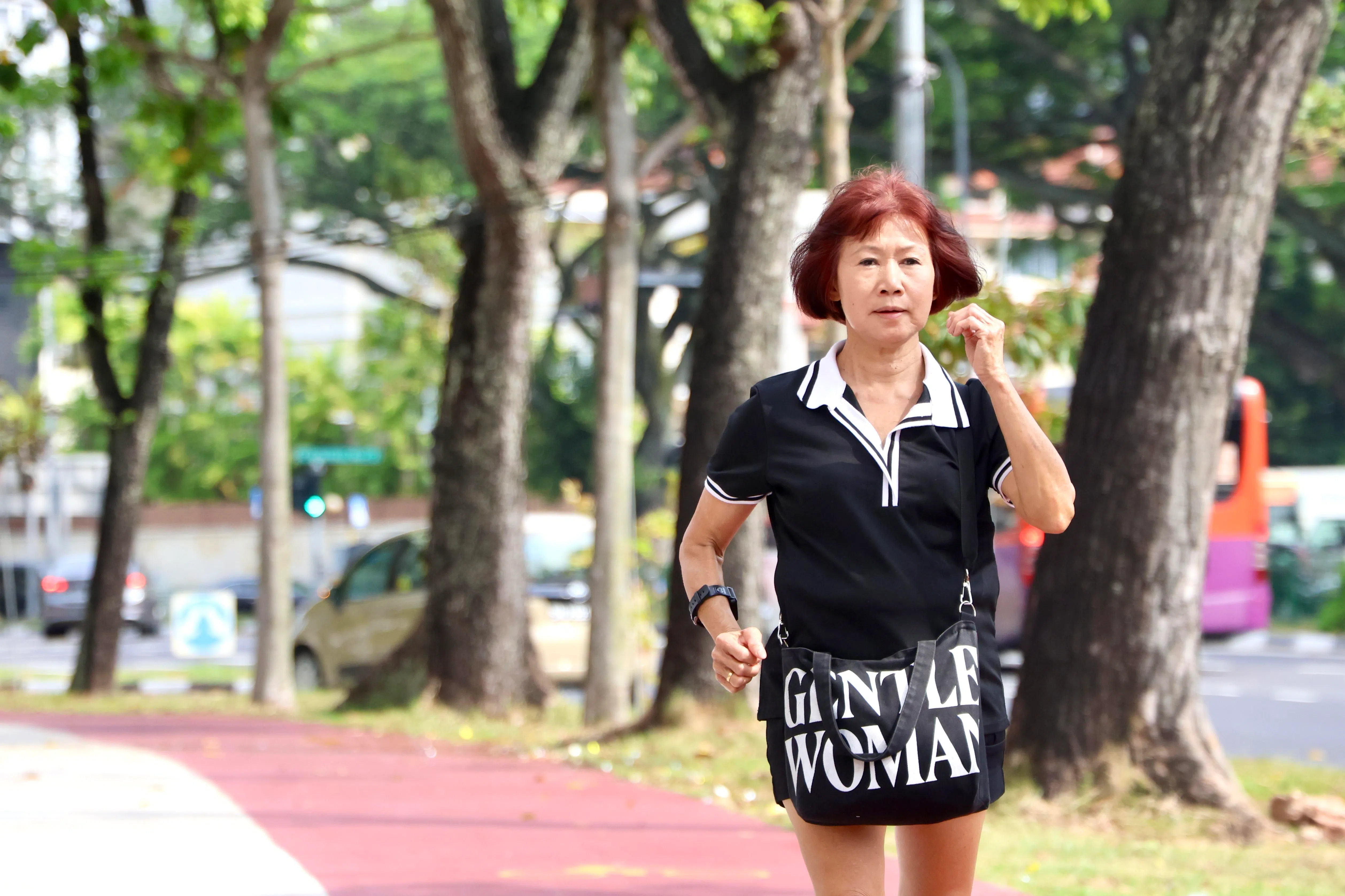 裕廊西居民郑月雪（64岁），去年开始加入健康社区模式下的其中一个活动“文礼健步挑战”。她每日用智能手表计算步数，且几乎都可以达成每日走1万步目标。（陈斌勤摄）