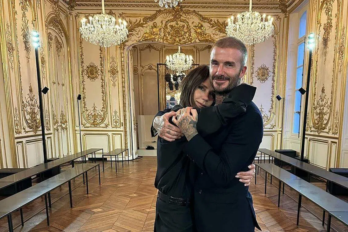 贝克汉姆上传一张与妻子紧紧相拥的合照，写下：“暴风雨后的平静。”（取自贝克汉姆IG）