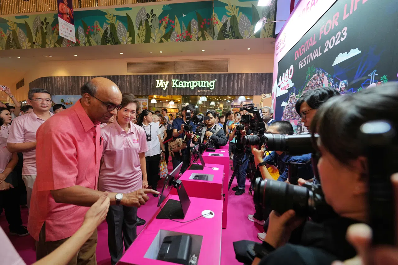 尚达曼总统（左二）和通讯及新闻部长兼内政部第二部长杨莉明（左三）星期六出席“数码益终身节”。（谢智扬摄）