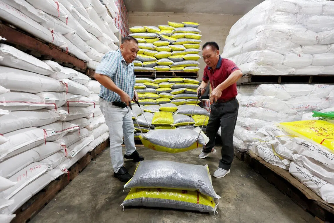 王为森（左）和陈炳坚早年靠的是用劳力起货卸货糊口。（龙国雄摄）