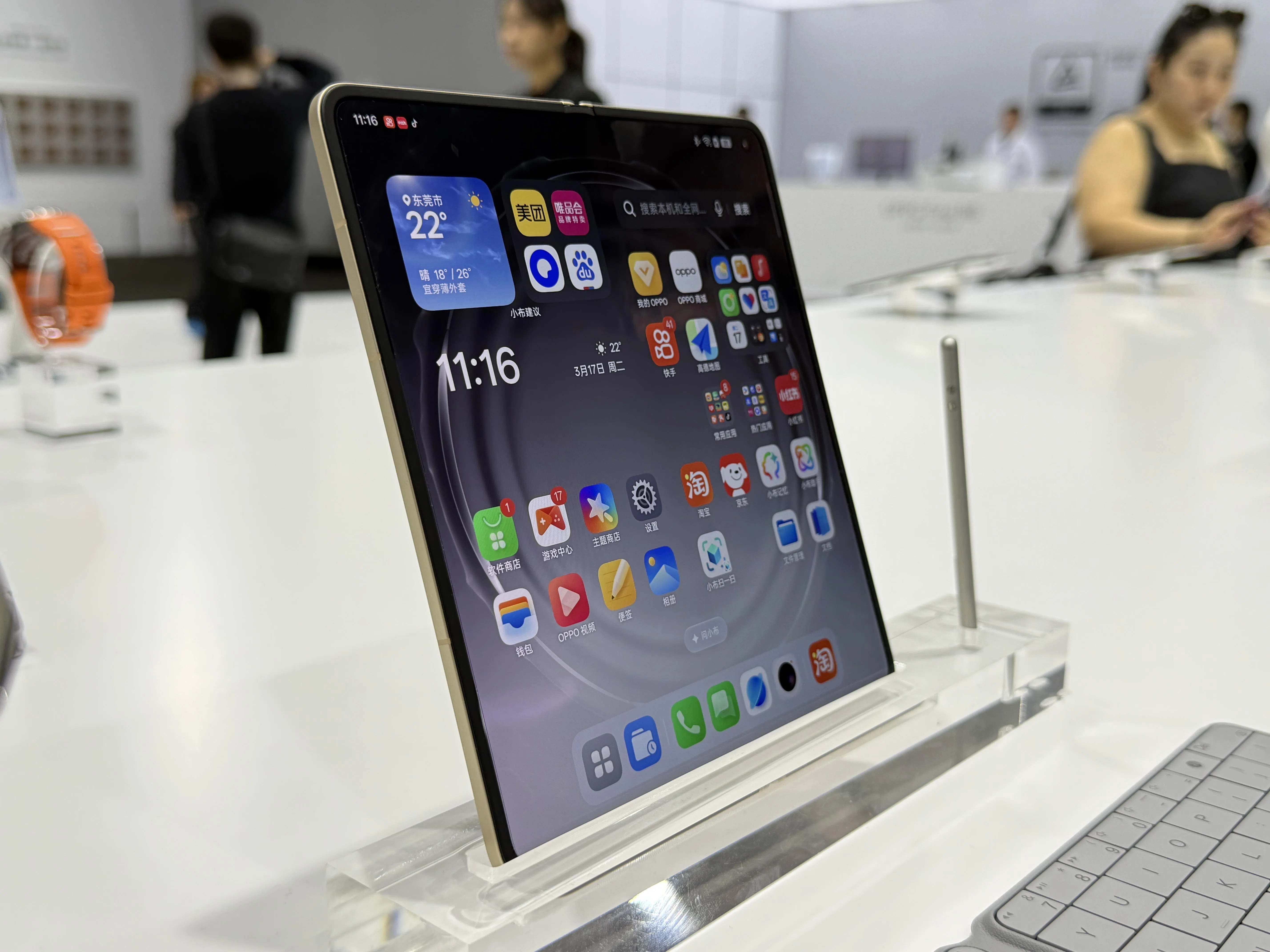 Find N6屏幕摸上去相当平整，几乎看不出折叠痕迹。（黄少伟摄）