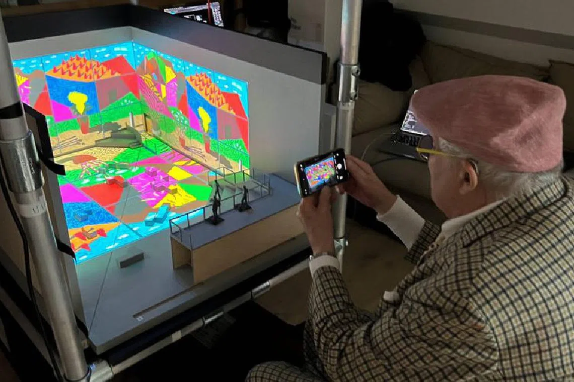 艺术家大卫·霍克尼正在检查视觉呈现效果。展览由他和团队亲自筹备，历时三年。（互联网）