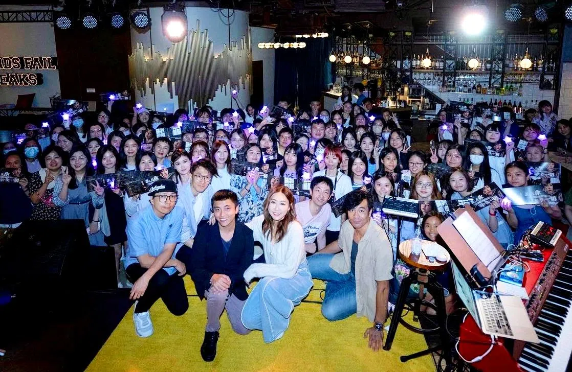 胡定欣8月19日在香港和粉丝一起提早庆生并庆祝入行20年。（取自艺人IG）
