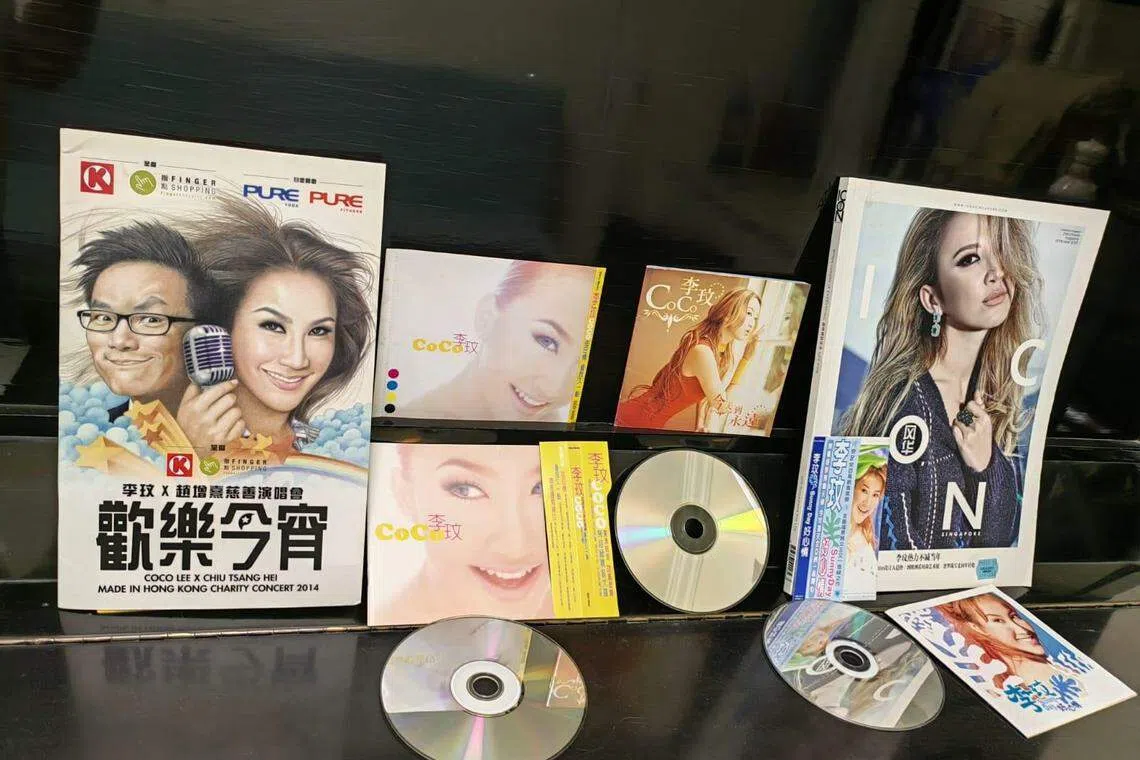 左起：20周年香港演唱会的画报；《往日情》《今天到永远》《好心情》专辑；新加坡《ICON》杂志封面。（胡天培提供）