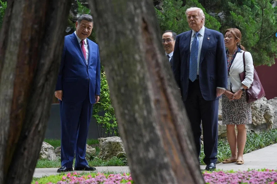 习近平与特朗普在中南海散步交谈。（路透社）