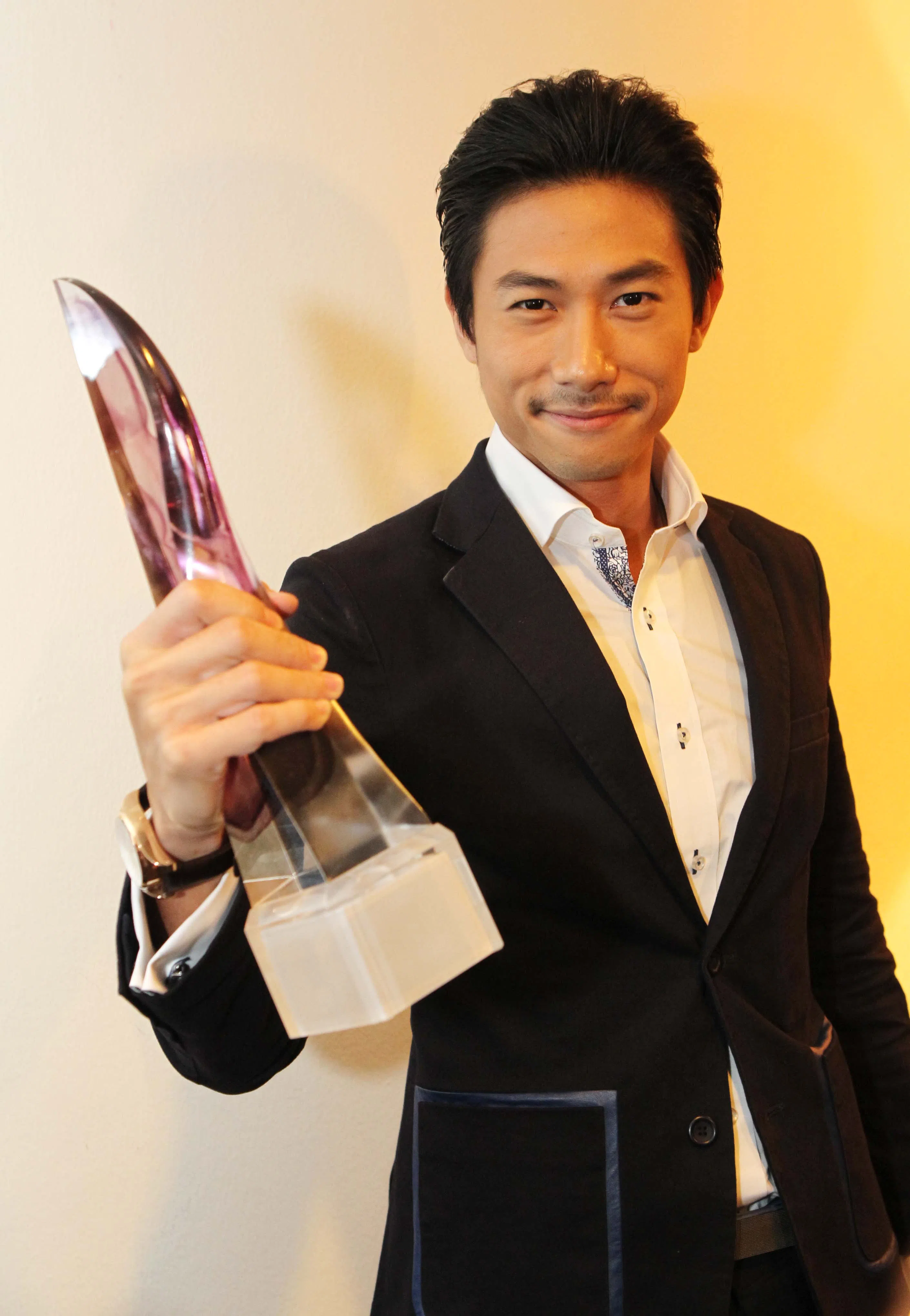 陈泂江2012年获颁“红星大奖”年度飞跃奖。（档案照片）