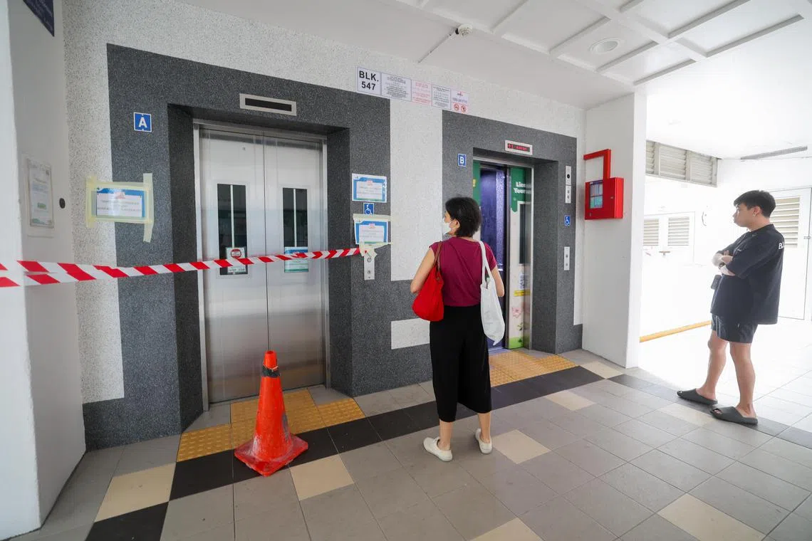 受持续降雨影响，实龙岗北3道第547座组屋的两架电梯因雨水渗入出现故障，停运维修的时间超过一天，其中一架电梯于星期天恢复运作。（吴先邦摄）