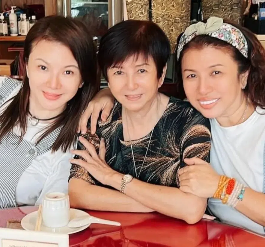 刘玲玲（右）和妹妹刘心玲（左）跟妈妈关系亲密，刘心玲目前住妈妈家由妈妈照顾。（刘心玲IG）