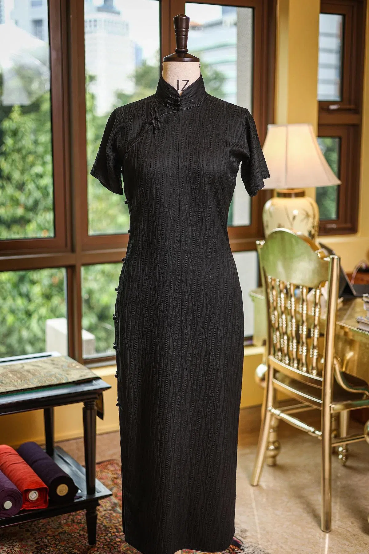 古法“平裁”简洁大方，对工艺要求很高，中国社会地位高的女性，如宋氏姐妹都爱穿。（李健玮摄）