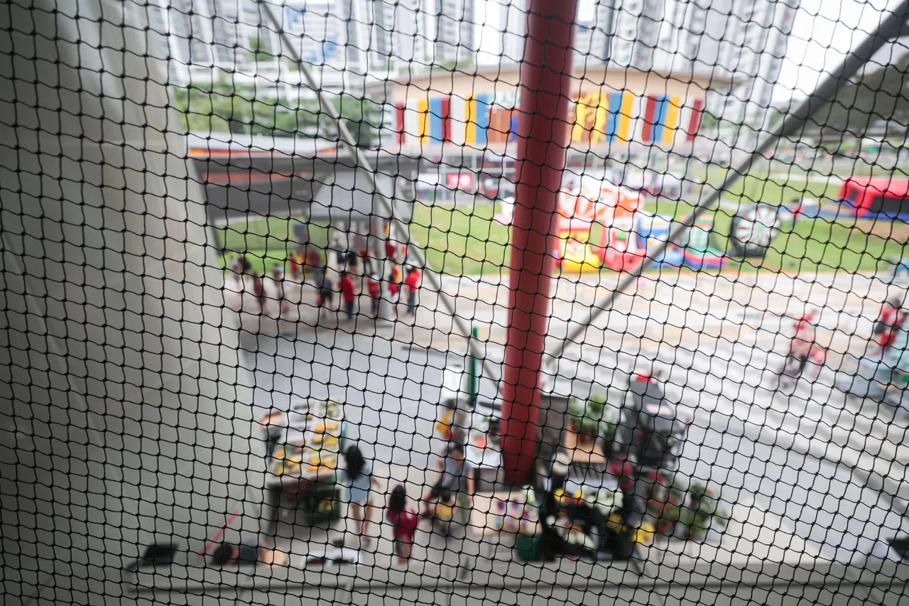 时珍鱼汤摊主许炎春说，之前没有安装防鸟屏障的地方，如今都已安装，解决了鸟烦人的问题。（李冠卫摄）