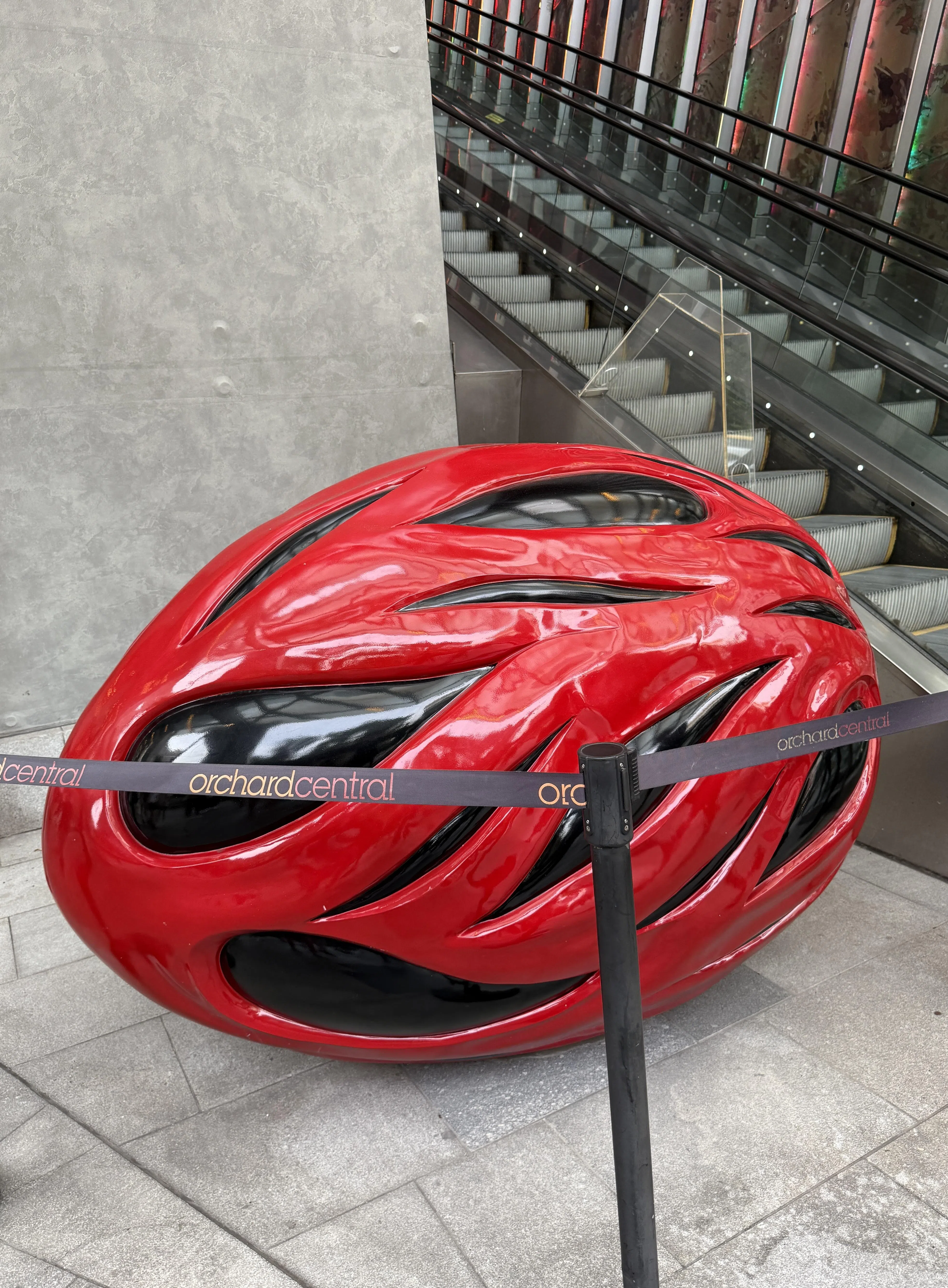 这颗巨型豆蔻雕塑坐落在乌节中央城（Orchard Central）外，提醒我们乌节路在1830年代曾有大片豆蔻园。（陈映蓁摄）